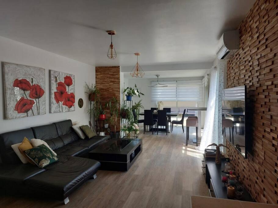 Maison Entiere Redessan Exteriör bild