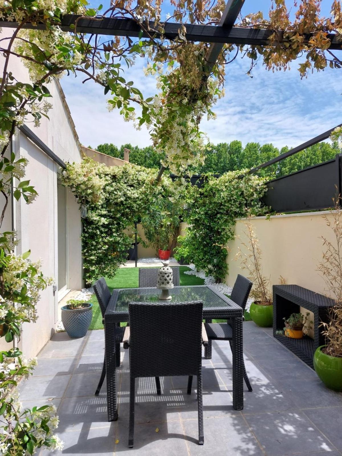 Maison Entiere Redessan Exteriör bild