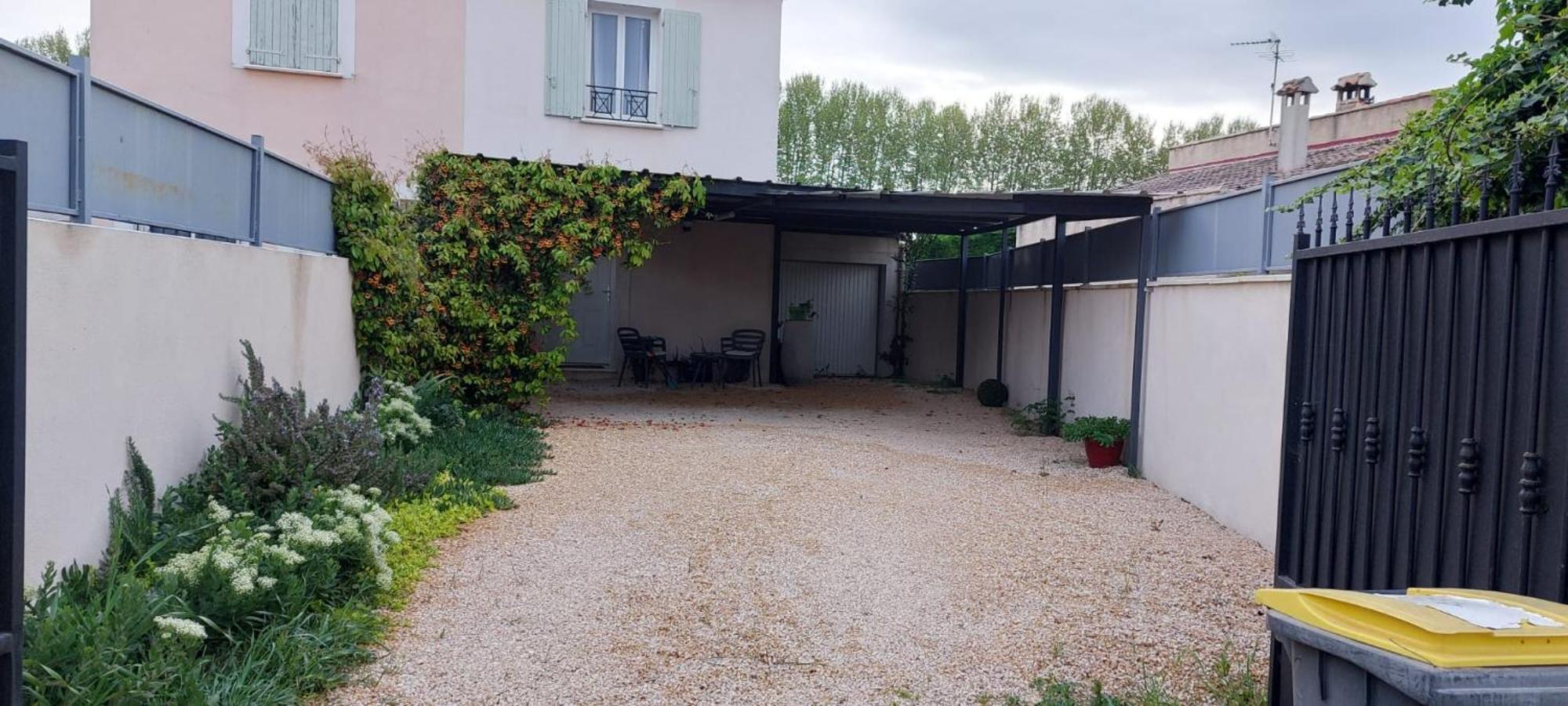 Maison Entiere Redessan Exteriör bild